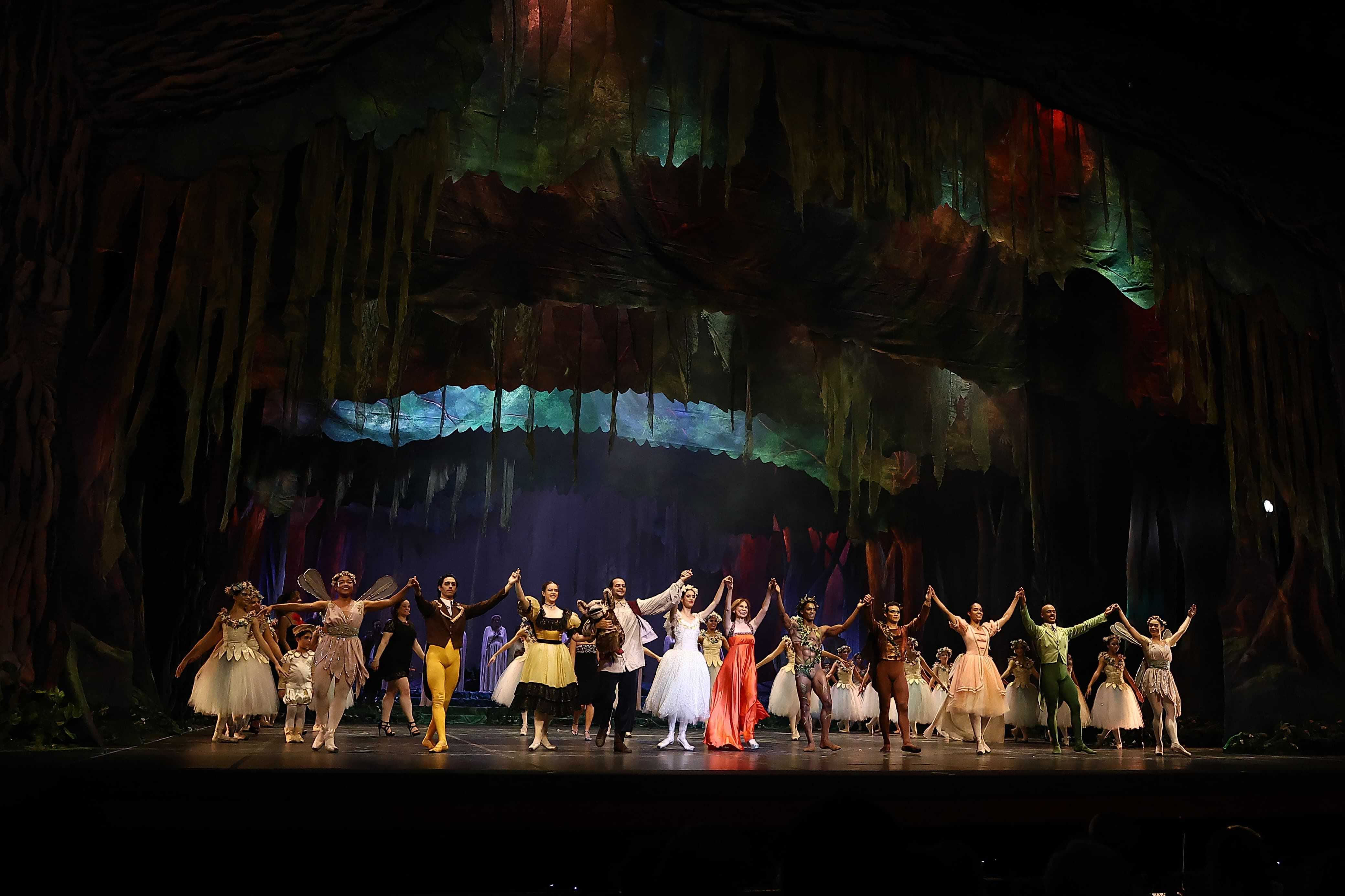 Parte del elenco de Sueño de una noche de verano saludando al público asistente al Teatro Nacional