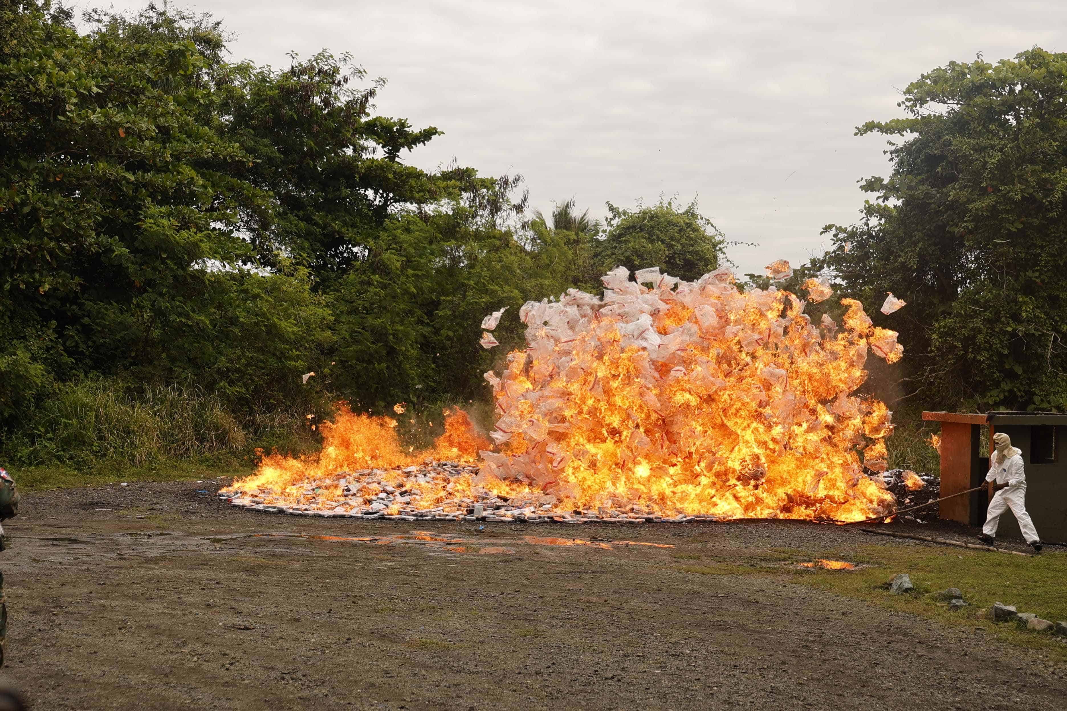 Una fotografía del momento exacto en el que inicia el proceso de incineración de cocaína. 