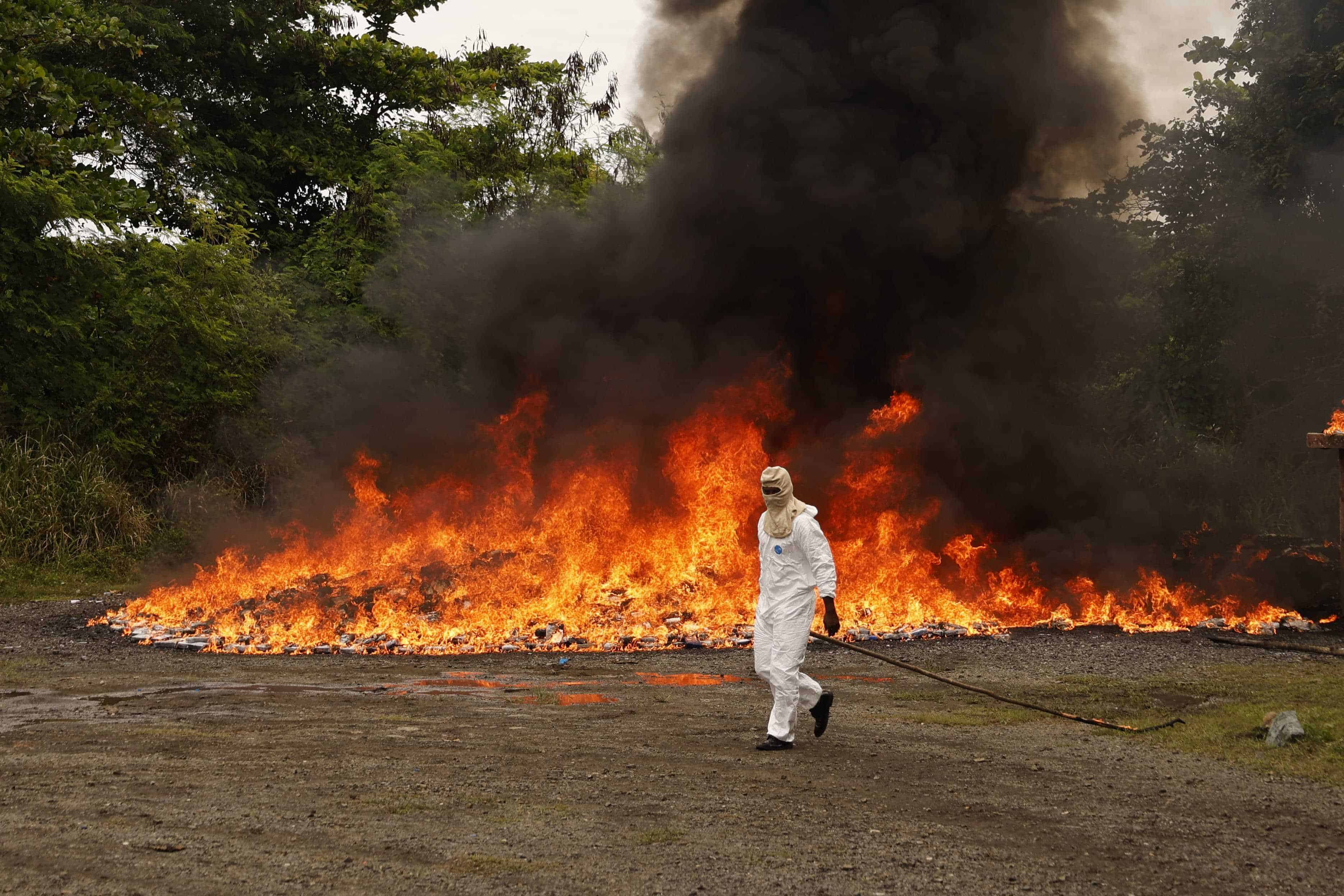 Uno de los militares mientras termina de incendiar el alijo de sustancias controladas. 