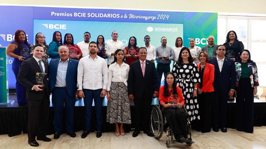 El BCIE reconoce a 18 microempresarios por sus aportes económicos