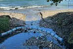 Colocan biobarda en desembocadura de ca&ntilde;ada en el malec&oacute;n de Puerto Plata