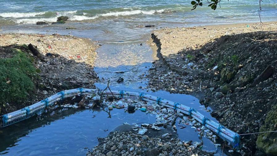 Colocan biobarda en desembocadura de cañada en el malecón de Puerto Plata Colocan biobarda en desembocadura de cañada en el malecón de Puerto Plata