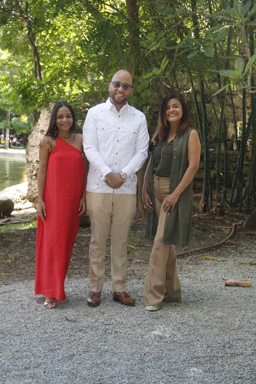 Sonia Iturbides, José Alejandro Santana, Isaura López.