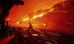 Un incendio avanza sin control y fuerza la evacuación de miles de personas en California