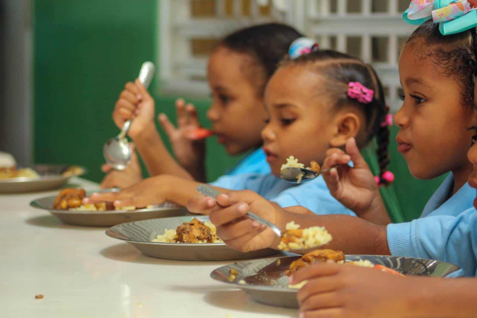 Alumnos mientras ingieren el almuerzo escolar. 