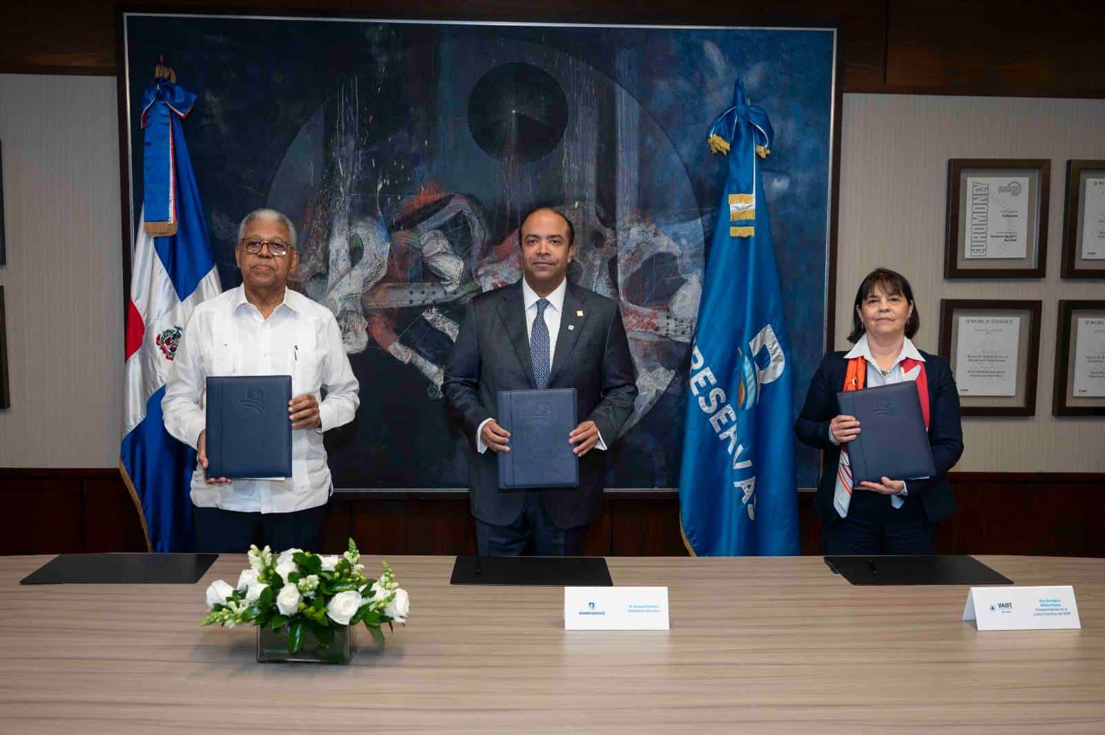 Rubén Arturo Silié, viceministro de Política Exterior Multilateral del Ministerio de Relaciones Exteriores; Samuel Pereyra, presidente ejecutivo de Banreservas; y Georgina Núñez, vicepresidenta de la Junta Directiva Young Americas Business Trust; luego de firmar el Memorando de Entendimiento para impulsar iniciativas de emprendimiento, liderazgo y desarrollo sostenible dirigidas a la juventud de las Américas.