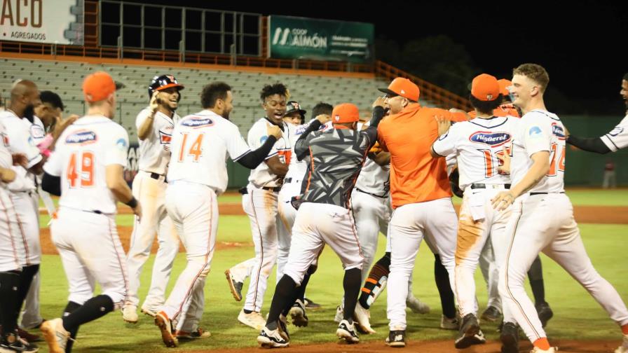 Los Toros del Este dejan en el terreno a los Gigantes en El Corral