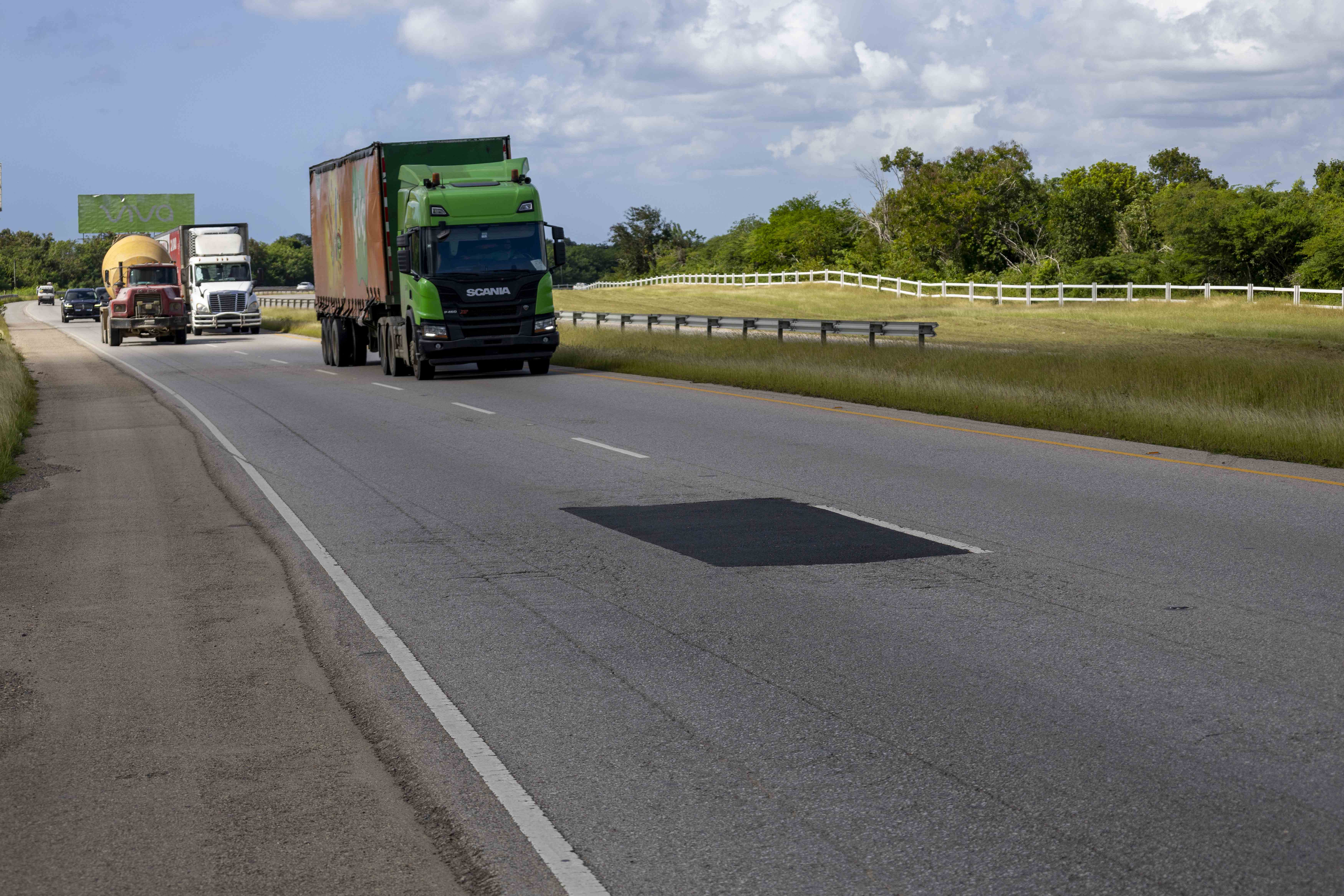 Uno de los bacheos que hizo Obras Públicas recientemente cerca de las Cuevas de las Maravillas en la Autovía del Este. 