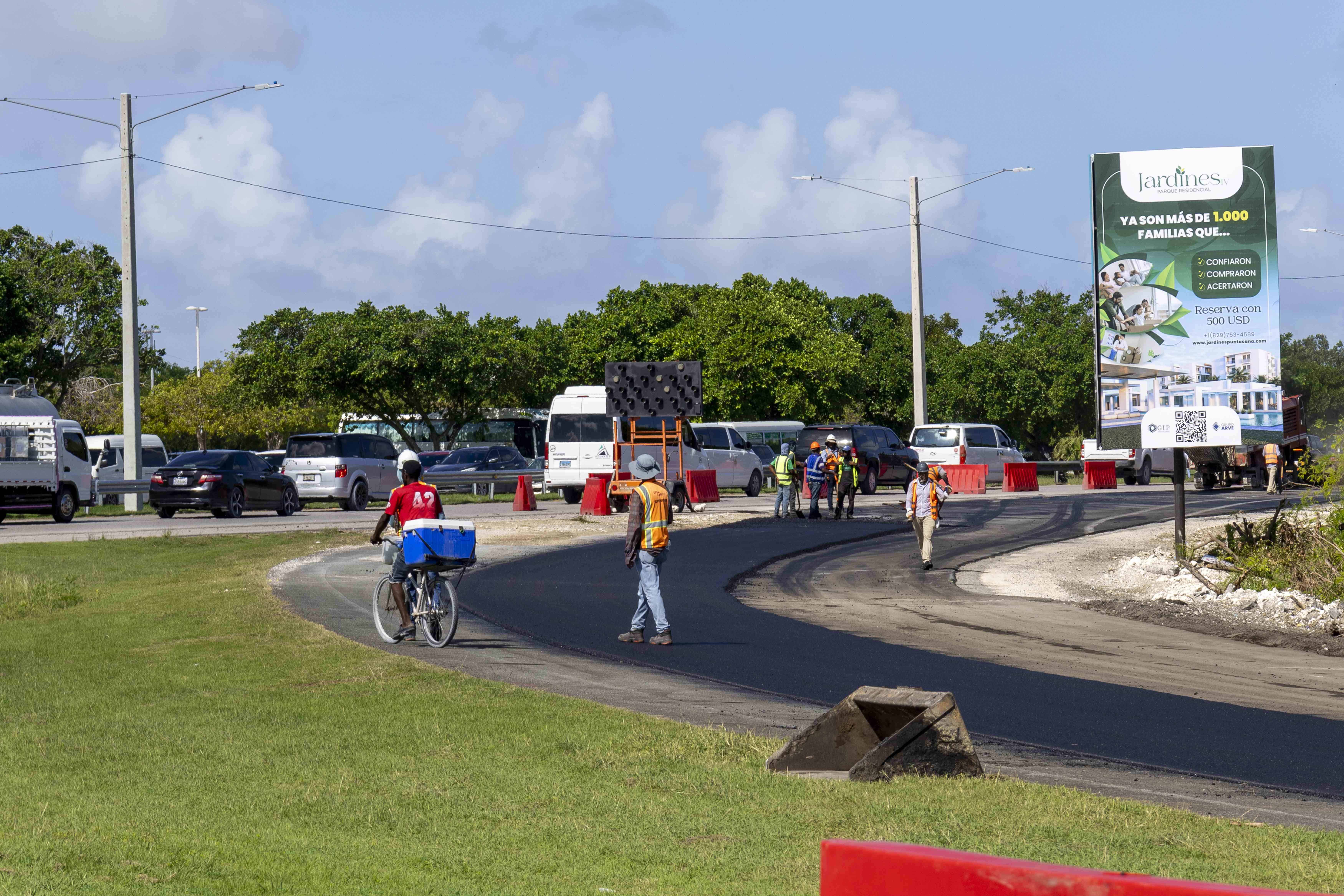 Trabajos que realiza el Grupo Puntacana en la rotonda.