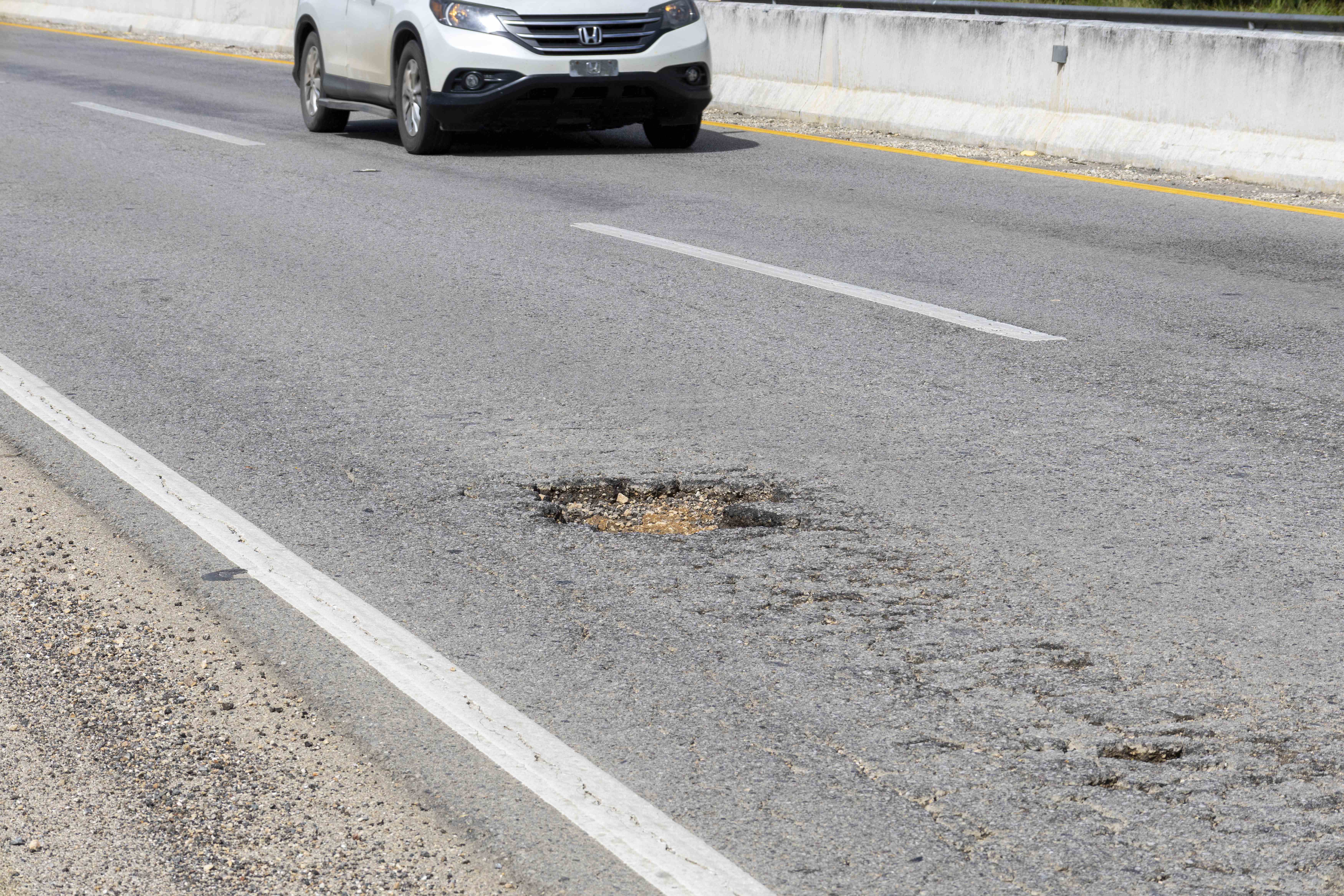 El deterioro es progresivo en algunos puntos de la vía que comunica con el este.