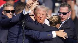 Trump atribuye el intento de asesinato que sufri&oacute; en 2024 a un complot de los dem&oacute;cratas