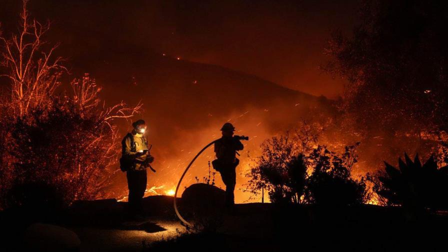 Orden de evacuación por incendio en Malibú afecta a 20,000, incluyendo Dick Van Dyke y Cher