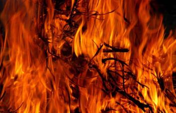 Fuerte explosión de gas provoca un incendio en edificio residencial en el sur de China