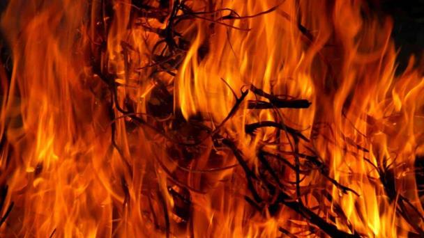 Fuerte explosión de gas provoca un incendio en edificio residencial en el sur de China