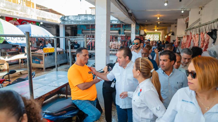 José Paliza y Carolina Mejía inspeccionan estado de los mercados de la Duarte y Villas Agrícolas