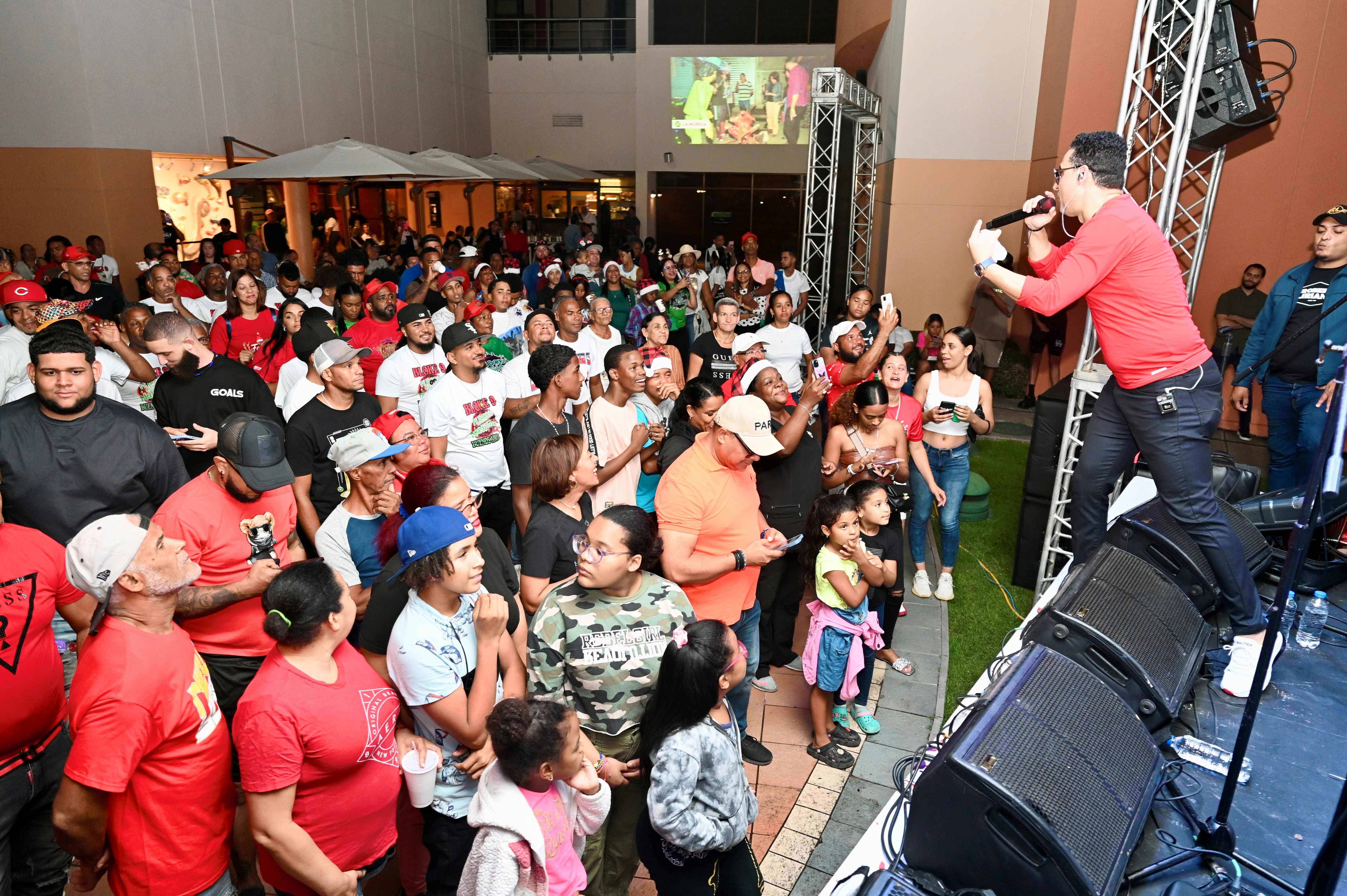 Público presente disfrutando de la animación musical de Robert Liriano.