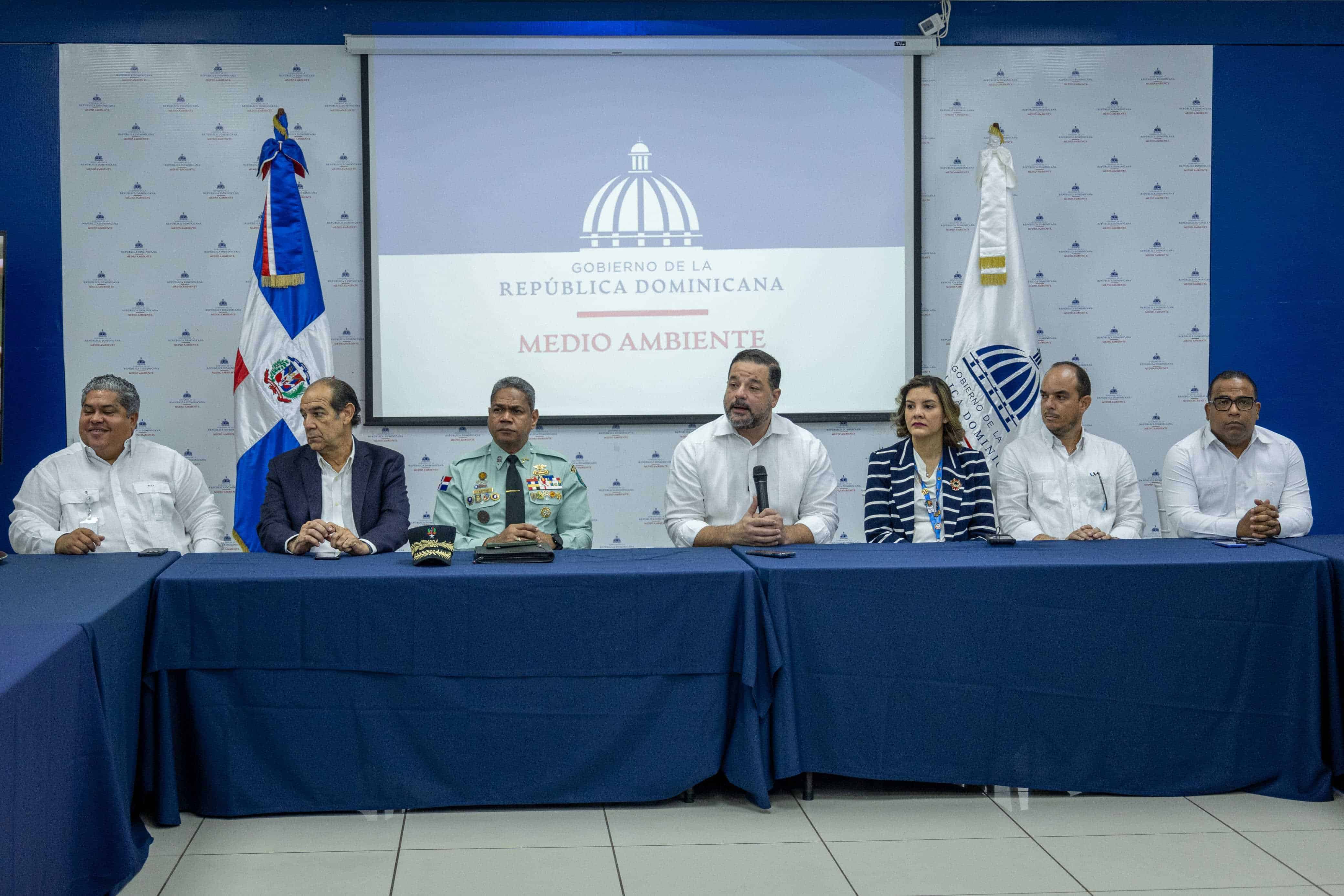 Autoridades durante encuentro con periodistas en el Ministerio de Medio Ambiente.&nbsp;
