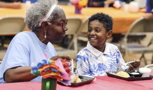 Baja el número de abuelos que crían a sus nietos en EEUU, según nuevos datos