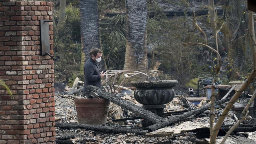 Los bomberos combaten el incendio de Malibú entre previsiones de un clima más favorable Los bomberos combaten el incendio de Malibú entre previsiones de un clima más favorable