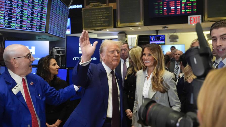 Trump toca la campana de apertura en Wall Street tras ser nombrado Persona del Año Trump toca la campana de apertura en Wall Street tras ser nombrado Persona del Año