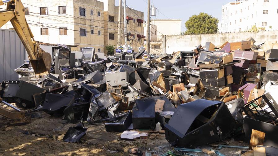 Ministerio de Hacienda destruye 1,792 equipos ilegales en la venta de juegos de azar Ministerio de Hacienda destruye 1,792 equipos ilegales en la venta de juegos de azar