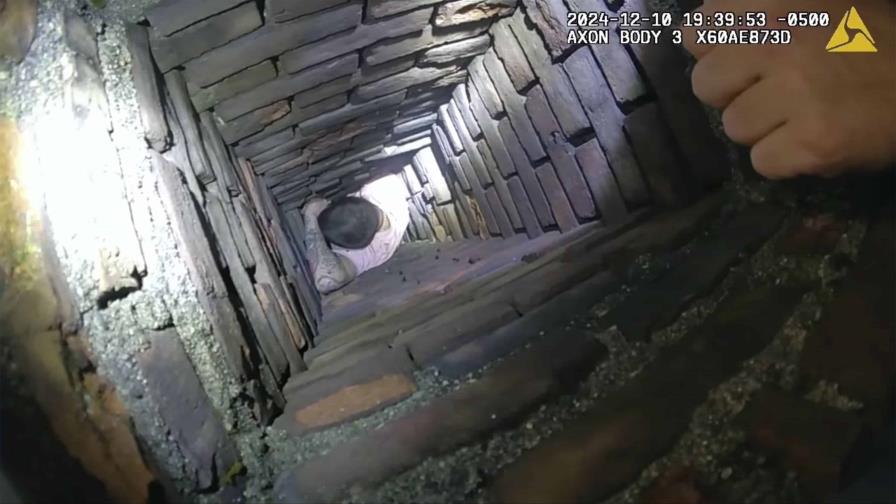 Policía de Massachusetts detiene a un prófugo atorado dentro de una chimenea Policía de Massachusetts detiene a un prófugo atorado dentro de una chimenea