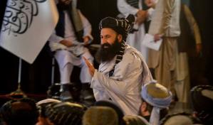 Miles asisten al funeral de ministro talibán asesinado en atentado suicida del Estado Islámico