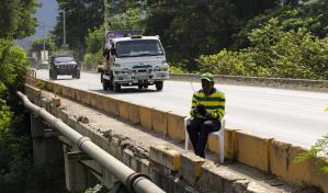Puente sin protección en Mao es amenaza para pobladores Puente sin protección en Mao es amenaza para pobladores