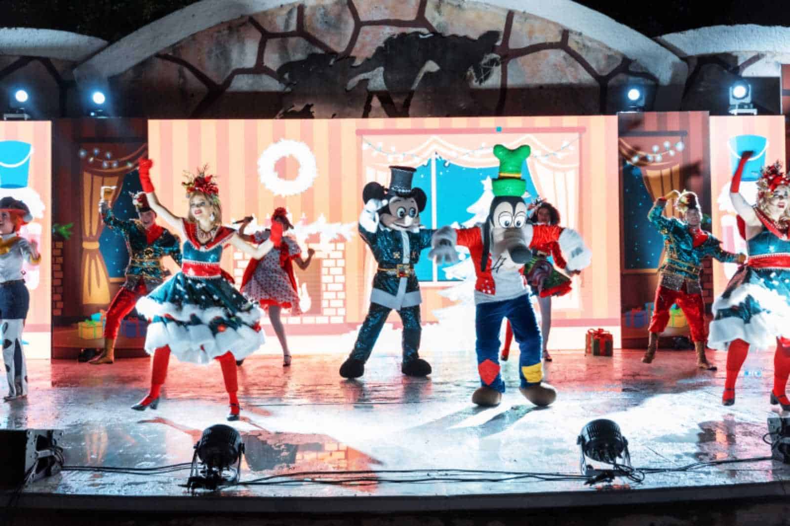 Interpretación de diversos personajes durnate el show.