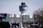 Aeropuerto LaGuardia prolonga cierre de pista tras detectar nuevas anomalías cerca de socavón Aeropuerto LaGuardia prolonga cierre de pista tras detectar nuevas anomalías cerca de socavón