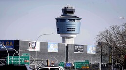 Aeropuerto LaGuardia prolonga cierre de pista tras detectar nuevas anomal&iacute;as cerca de socav&oacute;n
