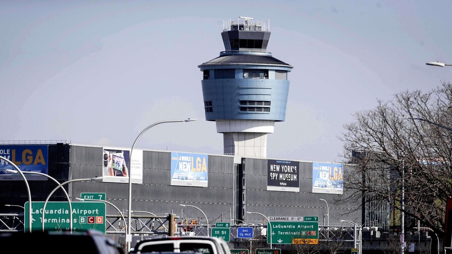 Aeropuerto LaGuardia prolonga cierre de pista tras detectar nuevas anomalías cerca de socavón Aeropuerto LaGuardia prolonga cierre de pista tras detectar nuevas anomalías cerca de socavón