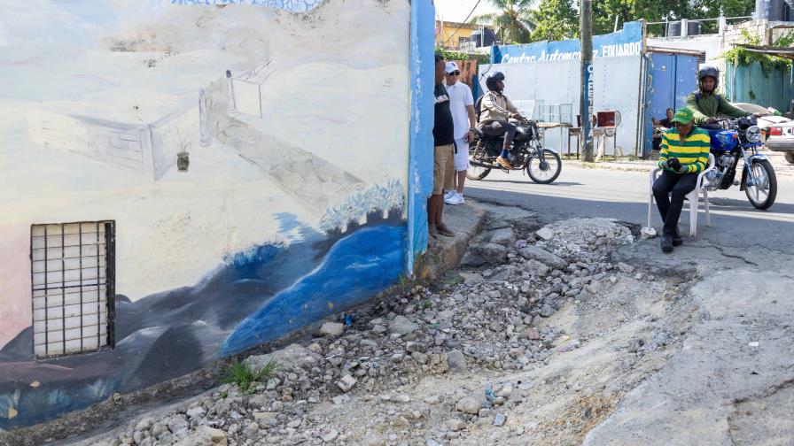 Peligroso deterioro en la Calle Varón de Galilea pone en riesgo la seguridad vial