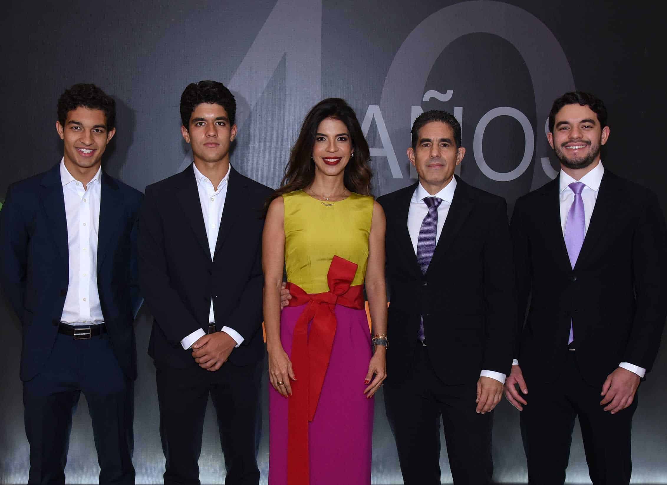 Alejandro Santos, Mauricio Santos, Virginia Almonte, Pedro Santos y Jorge Santos.