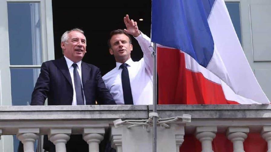 Macron nombra al centrista François Bayrou en un fragilizado puesto de primer ministro