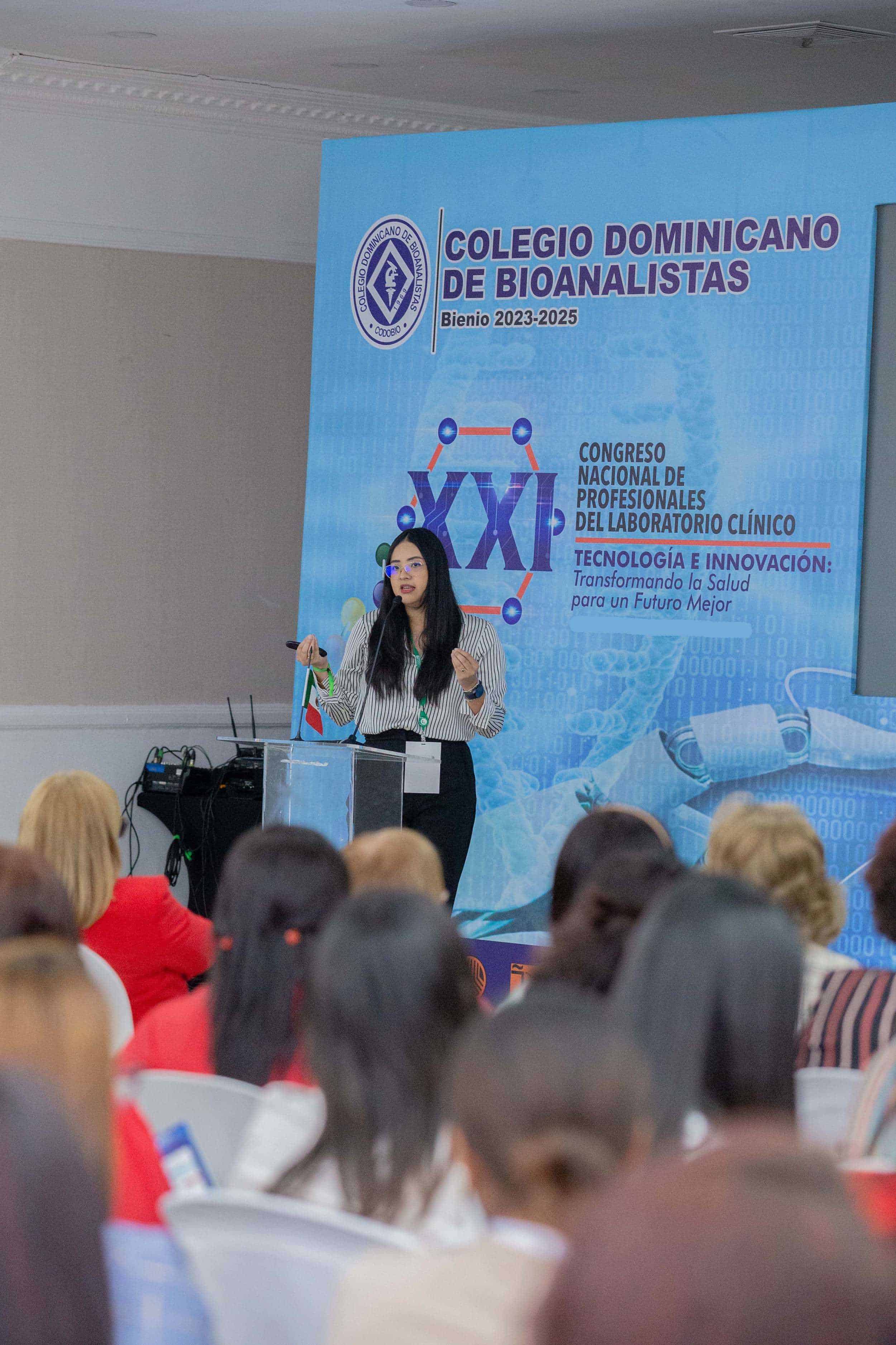 La especialista mexicana Katia Carrillo Velázquez expone en el congreso.