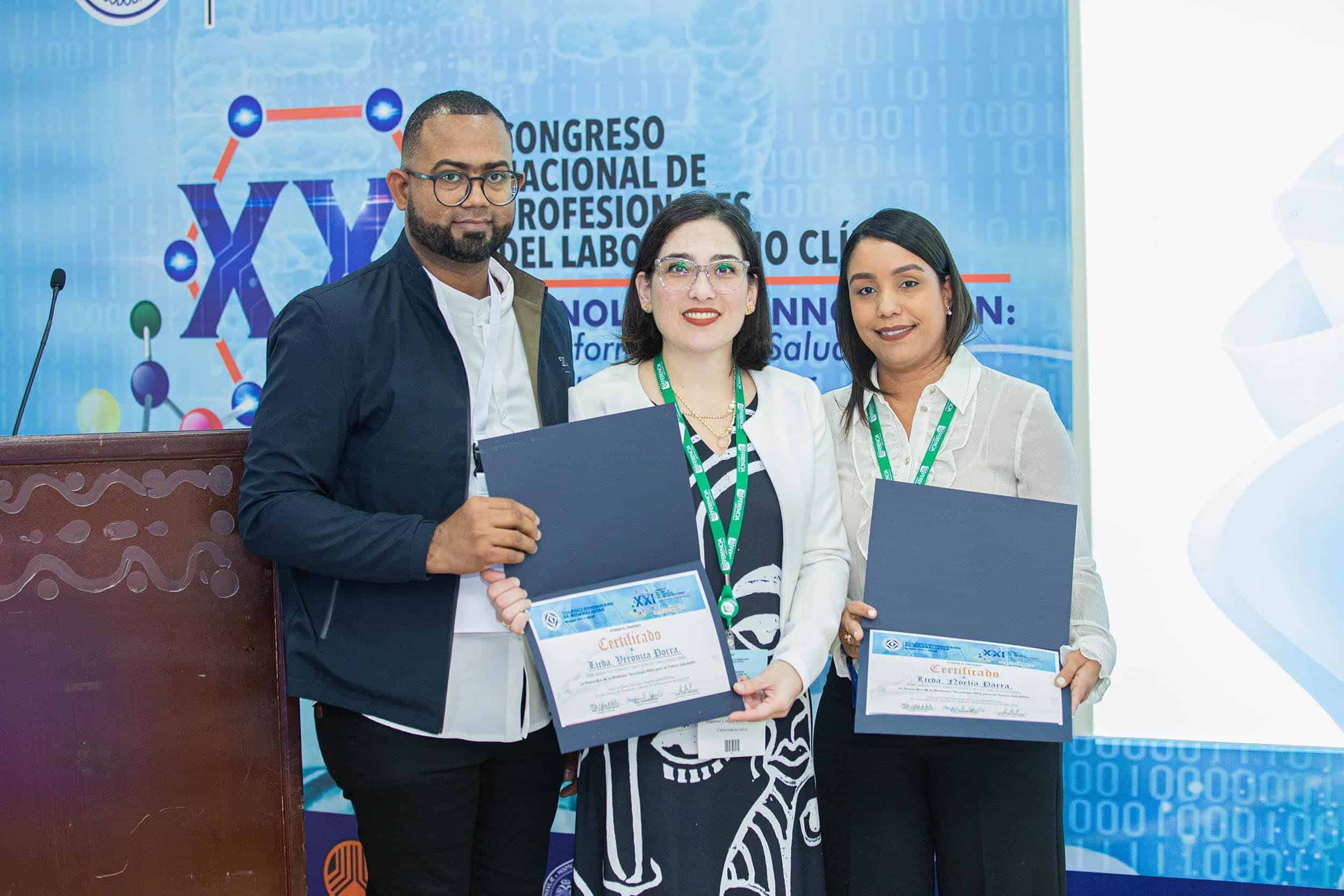 Verónica Porras y Noelia Parra reciben certificados de Melvis Nicolás Mata.