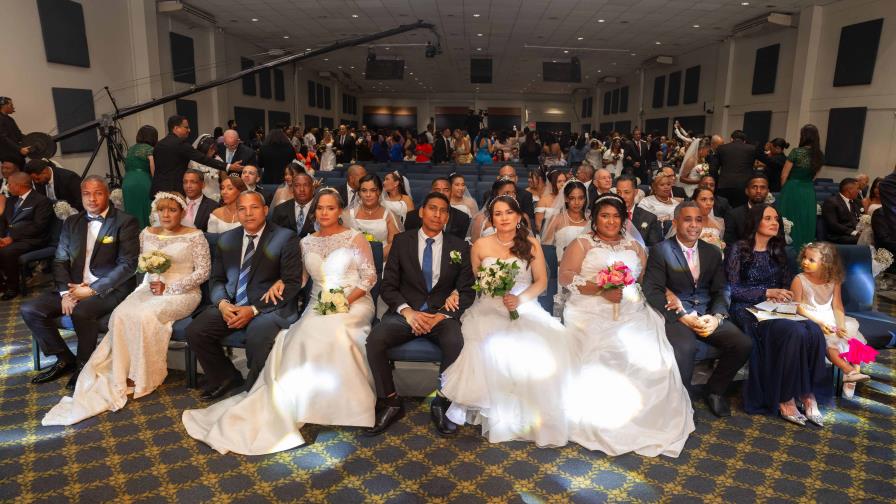 88 parejas se casan en boda colectiva de iglesia en Santo Domingo