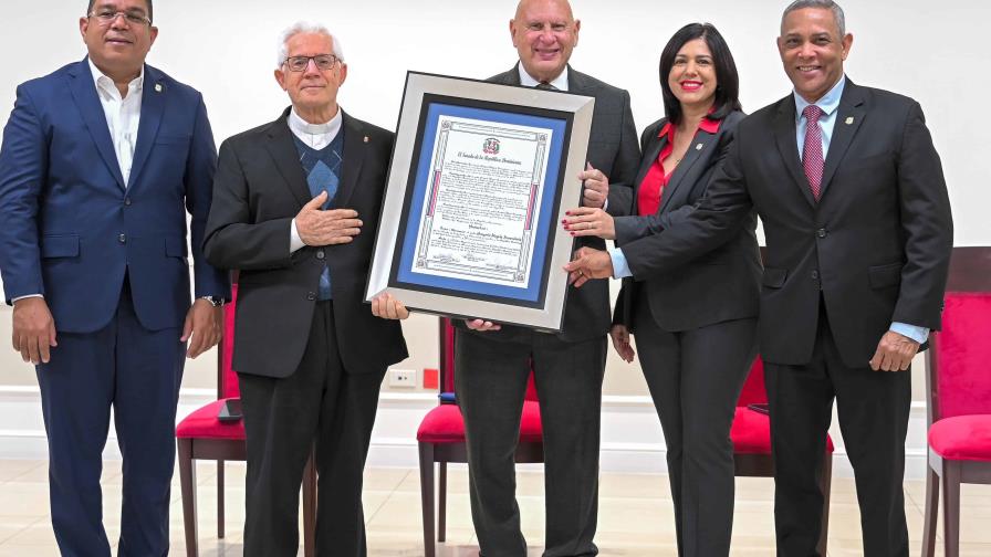 El Senado rinde homenaje a cuatro personalidades destacadas del país