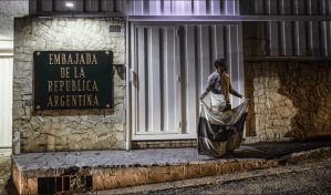 Periodistas venezolanos exigen salvoconductos para colegas asilados en embajada argentina