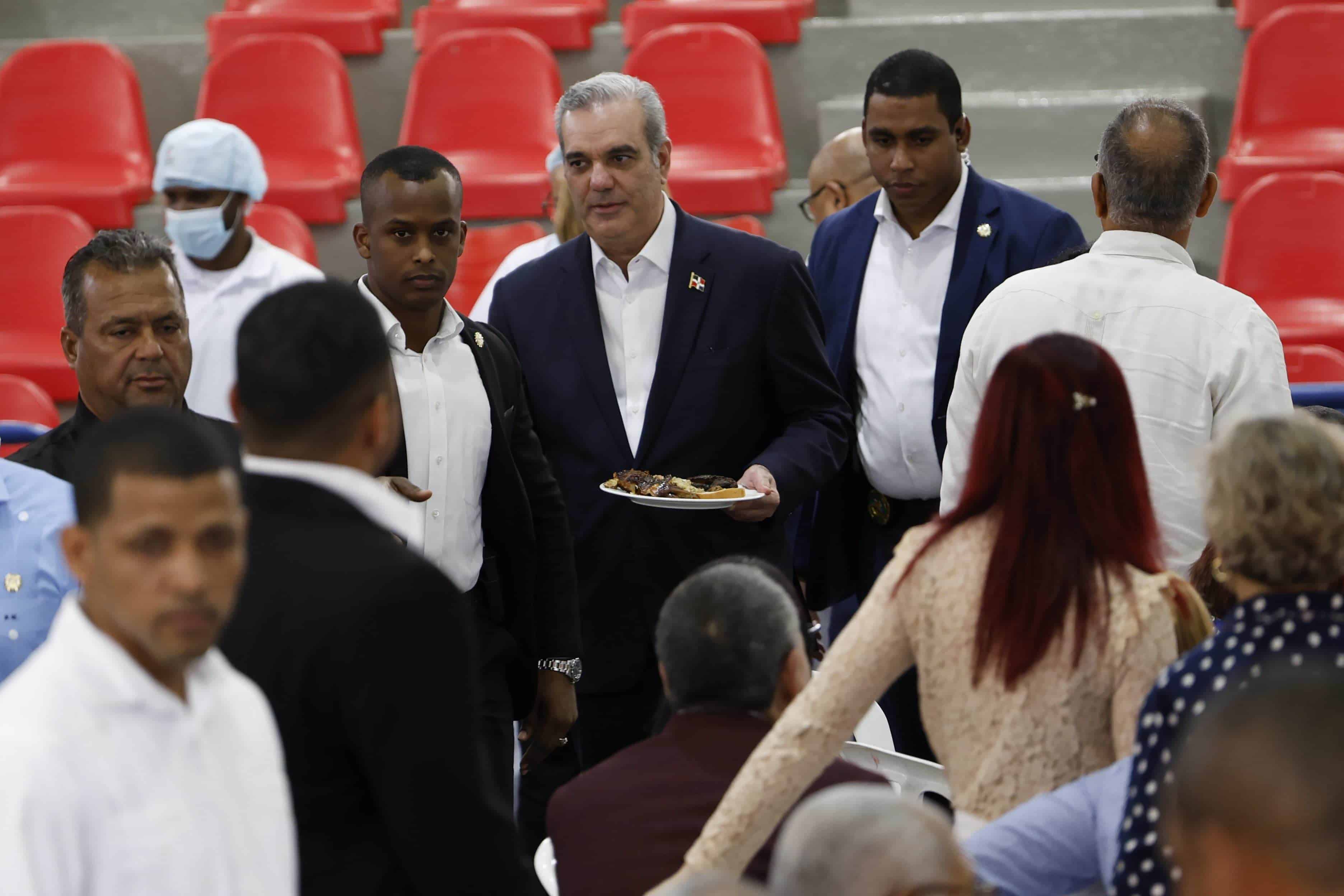 El presidente Luis Abinader comparte  en un almuerzo en el marco del programa “La Navidad del Cambio Sigue”, en el Club Polideportivo de San Carlos.