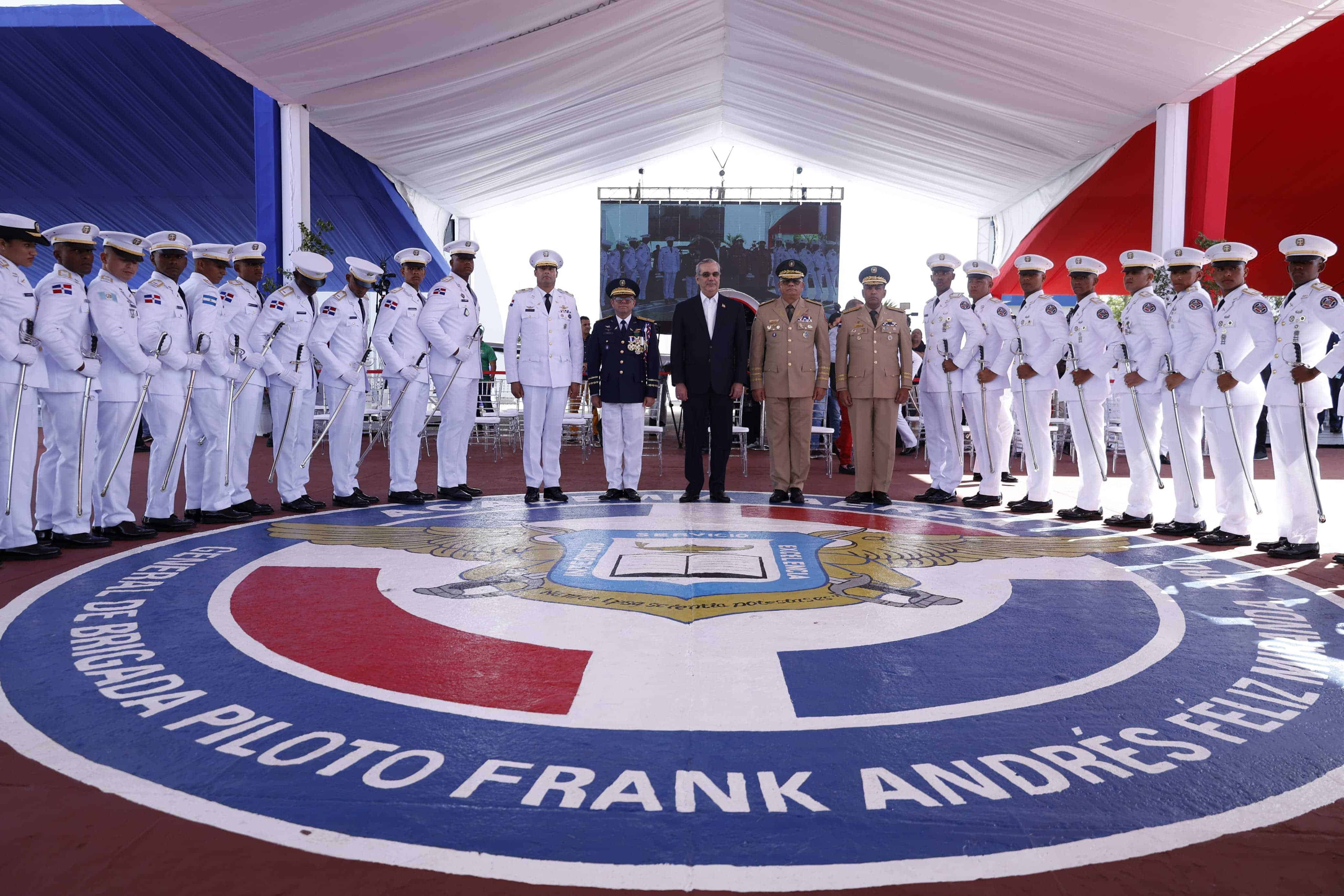 Los jóvenes que se graduaron en la la XXIII Promoción “General de Brigada Piloto Antonio Álvarez Albizu” de cadetes de la Fuerza Aérea, acompañados del presidente Luis Abinader y altos mandos de la FARD.
