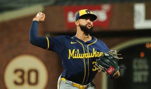 Yankees adquieren a cerrador Williams de Cerveceros, por Cortés y Durbin