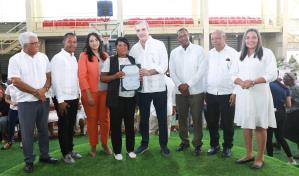 Gobierno entrega 450 títulos de propiedad en Las Clavellinas de Azua