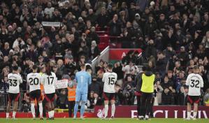 Con 10 jugadores, Liverpool empata ante Fulham en la Premier, pero Arsenal desaprovecha