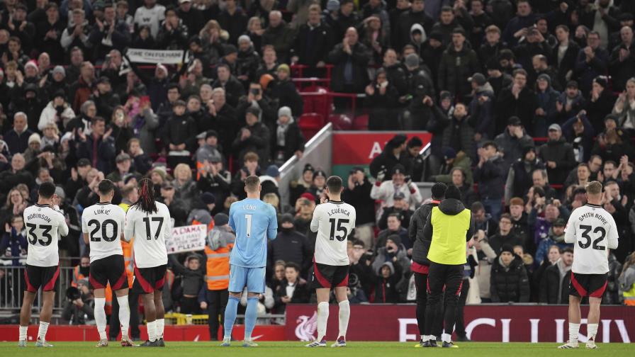 Con 10 jugadores, Liverpool empata ante Fulham en la Premier, pero Arsenal desaprovecha