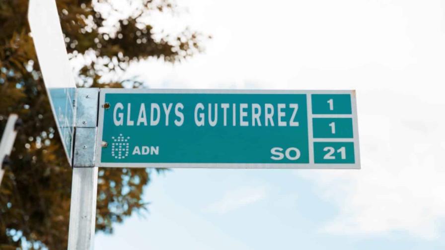 La Alcaldía del Distrito Nacional develiza señal de calle en honor a Gladys Gutiérrez