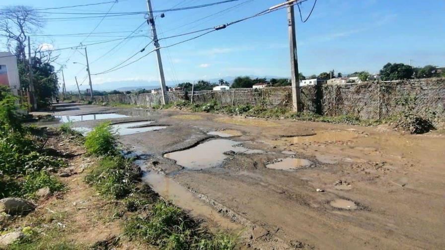 Moradores de Los Tocones claman por solución urgente a calles deterioradas