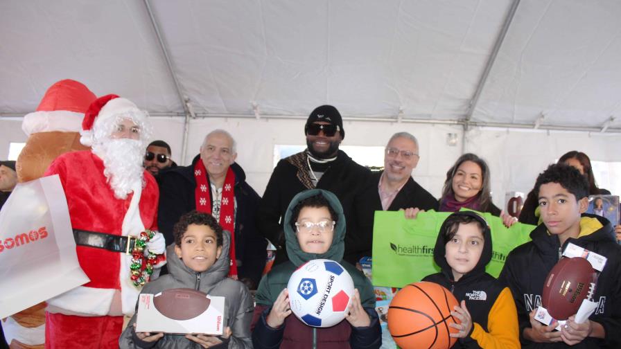 David Ortiz y el doctor Ramón Tallaj regalan juguetes y sonrisas a niños en Navidad