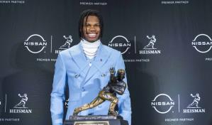 Travis Hunter de Colorado gana Trofeo Heisman al mejor jugador de f&uacute;tbol universitario